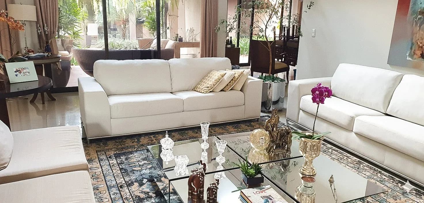 Ambiente decorado com estofado reformado